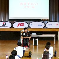 「諦めない心」で努力を　パラ五輪銅・永尾さん授業　車いす走行披露も　市原・国府小