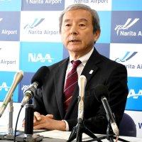 記者会見で成田空港の運用状況を説明するＮＡＡの田村社長＝２８日、成田市
