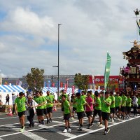 地元サッカークラブＶＯＮＤＳ市原のチームメンバーが参加した山鉾（やまほこ）巡行＝３０日、市原市