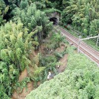 ＪＲ外房線土気―大網間では線路脇の斜面が崩れた（ＪＲ東日本千葉支社提供）