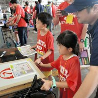 空港業務の体験も用意され、航空機の内部を点検するカメラの操作を子どもたちが教わった＝１７日、成田空港
