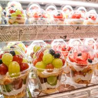 ベイシアで店内調理する季節の果物を使ったパフェ＝船橋市