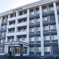 酒気帯び運転の疑い、７０歳の男逮捕　住宅の塀に衝突「酒のにおい」と住民通報　館山署