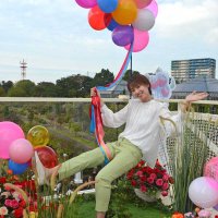 園内を一望しながら撮影が楽しめる展望台＝５日、八千代市の京成バラ園