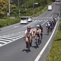 上り坂も快調に　かずさアカデミアパークの坂道を力走して上る参加者＝木更津市
