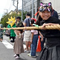 阿武松部屋の力士と綱引きする子どもたち＝８日、習志野市
