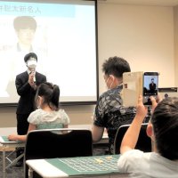 親子将棋教室に飛び入り参加し、子どもたちに将棋の楽しさを語る藤井八冠＝６月１７日、柏市