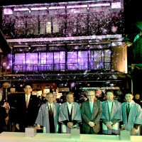 成田山参道　幻想的に　夜の集客向上へ実証事業　店舗外壁へ映像投影