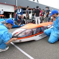 優勝車両をサーキットで整備する下総高自動車部の生徒（手前、同部提供）