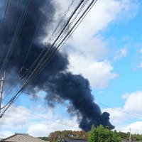 白井の廃材置き場で火災　建物に延焼、約５時間後に鎮火　男性１人が軽傷