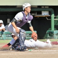 常総学院─専大松戸　６回表常総学院１死三塁、武田の犠飛で７点目を許す。捕手中山＝栃木県総合運動公園野球場

