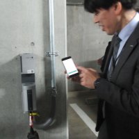 地下駐車場に設置された充電器。スマートフォンで手続きが行われる
