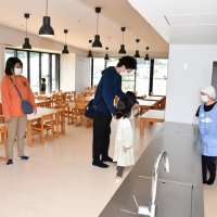 給食職員と園児の目線の高さが合うように設計された「佐原グレイスこども園」ダイニングの配膳カウンター＝２８日、香取市