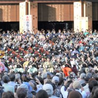 【動画あり】２２０人が息合わせ大演奏　成田弦まつり　成田山に三味線の音色響く　１５日は雨天で中止