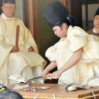 華麗な所作でマダイさばく　伝統の「庖丁式」、女性料理人が大役　豊漁や五穀豊穣祈る　南房総・高家神社