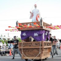「三川番所」で多くの観客が見つめる中、祭りばやしを披露する南堀之内芸能保存会メンバーら＝７日、旭市