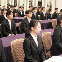 千葉県内主要企業の内定式があり、多くが４年ぶりに対面形式で開催した。千葉興業銀行の内定式には６６人が出席。やや緊張した表情で、来春からともに働く上司や同僚たちと顔を合わせた＝２日、千葉市美浜区