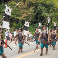 ５年ぶりの大多喜お城まつりで足取り軽く進む武者行列＝８日、大多喜町