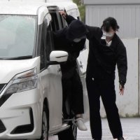 木更津署に移送される羽賀容疑者＝４日午前９時半ごろ、木更津市
