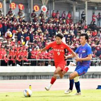 市船橋―拓大紅陵　前半、大応援を背にドリブルする拓大紅陵の佐藤（左）＝柏の葉