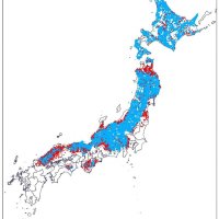 水色が２００４年の環境省によるクマの確認地点、赤色はその後の分布拡大エリア（１４年３月の日本クマネットワークの報告書より）
