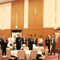 校歌を斉唱する千葉高野球部ＯＢ・ＯＧら

