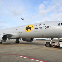 ヤマト運輸の貨物専用機、成田空港に到着　来年４月運航　トラック運転手不足背景に　機体には”クロネコ”マーク入り