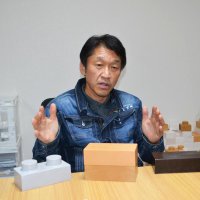 廃木材をプラブロックへ　落ち着いた色合い、軽さ特徴　千葉市花見川区のワイピーシー　「環境考えるきっかけに」