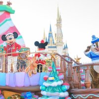 ＴＤＬのクリスマスパレードに登場するミッキーマウスら（リハーサル）＝オリエンタルランド提供