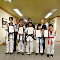 テコンドー組手　鍛錬重ね日本一　船橋の道場通う小学生　中学生も好成績　市役所で報告、飛躍誓う