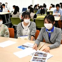 成田空港で働く航空会社スタッフと高校生が交流した座談会＝成田市