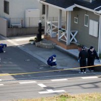 【速報】中国人女性殴られ死亡　住宅の玄関前、頭から出血も　周辺には所持品散乱　未明の松戸、若い男２人が逃走