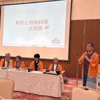 試食会で新メニューをＰＲする市内事業者
