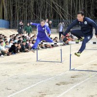 １００メートルレーンで児童を前にハードル走を披露する順天堂大の選手