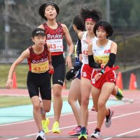 女子　４区から５区へたすきをつなぐ流通経大柏（左）と成田の選手ら＝東総運動場
