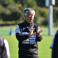 選手に話をするＶ市原の布監督
