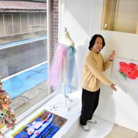 障害者らの絵立体化　芸術作家が洋服やツリーに　３０日まで多古でアートの輪