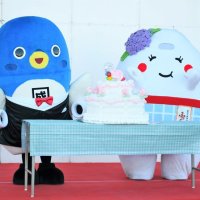 成田に来て１４周年を祝ううなりくん（左）とお祝いに駆け付けたふっくらたまこ＝成田市
