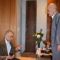 本興寺の大位牌を解説する古山豊さん（左）と平田日範住職＝長生村

