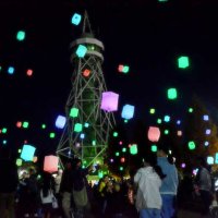 スカイランタン４００個、幻想的に　願い込め夜空に放つ　山武・さんぶの森公園