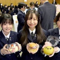 「梨バーガー」「タコやっち」　八千代高生パン考案　地元５店に１２種登場