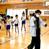 継承再び　白桝粉屋おどり　芝山小児童「もっと練習したい」　保存会が出前授業