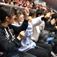 試合前の演出を楽しみながら学ぶ高校生ら
