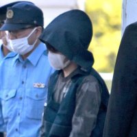 木更津署から送検される小川被告＝５月、木更津市