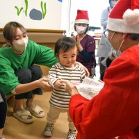 小児病棟にジングルベル　スタッフ演奏、プレゼントも　成田赤十字病院