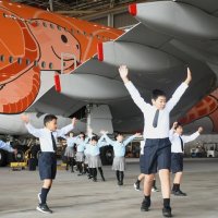 超大型機前で５０人ダンス　小学生　制服衣装、専用ジェスチャーも　成田空港