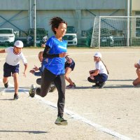 全校児童と走って交流　いすみ浪花小内藤選手がアドバイス