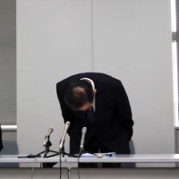 記者会見で謝罪する県住宅供給公社の吉田理事長（中央）ら＝６日、県庁