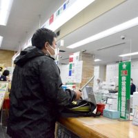 落ち着いて「強盗」対応　金融機関が防犯訓練　匝瑳