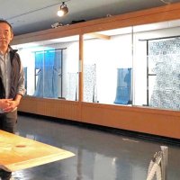 長板や藍染めの浴衣が展示された会場に立つ松原さん＝君津市